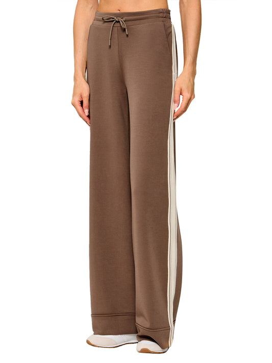 GUESS ATHLEISURE 1 USCITA Guess Pantatuta Merope Taupe Buff Taupe